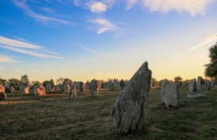 photo-pierre-levé-du-soleil-le-celtique